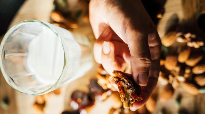 Benefits of Dates with Milk at Night: Better Sleep to Enhanced Digestion 2 benefits of eating dates with milk